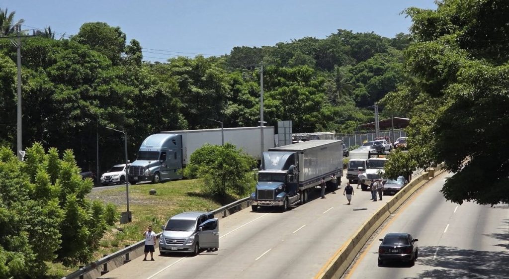 Cuádruple choque obstaculiza el tráfico en la carretera a Acajutla