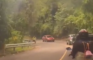 Automovilista arriesga la vida de terceros manejando en reversa en la carretera a Santiago de María