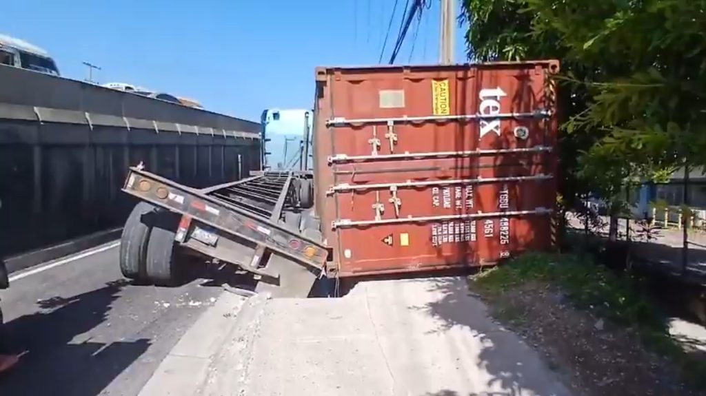 Remueven tras rastra volcada que bloqueaba la circulación paso a desnivel de MOLSA