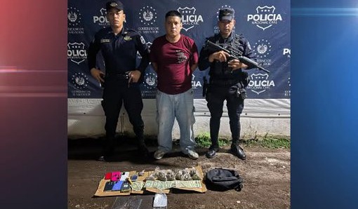 Capturan a sujeto que tenía en su mochila varias porciones de “hierba seca”