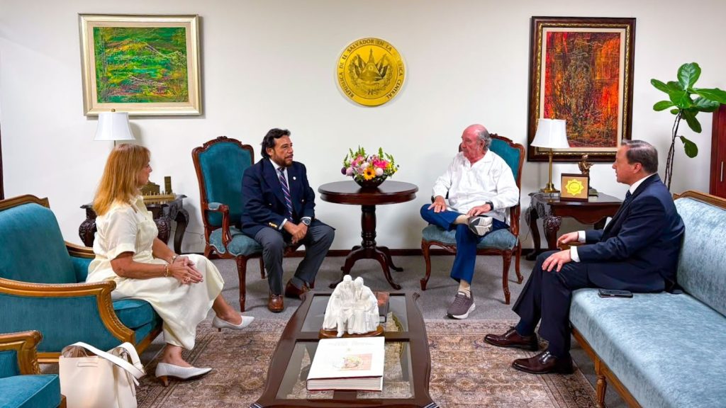 Vicepresidente Ulloa se reúne con delegación de la Asociación Mundial de Juristas