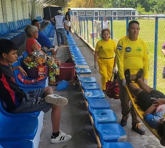 Auxilian a futbolista tras desmayarse en el estadio de San Rafael Obrajuelo