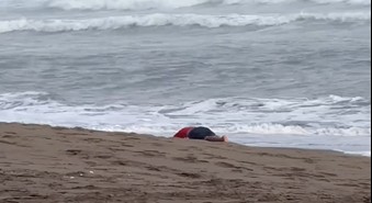 Salvadoreño se queda dormido en la playa y como al camarón casi se lo lleva la corriente