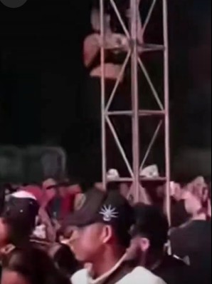 Joven saca los pasos prohibidos y se sube a columna durante carnaval en Sonsonate