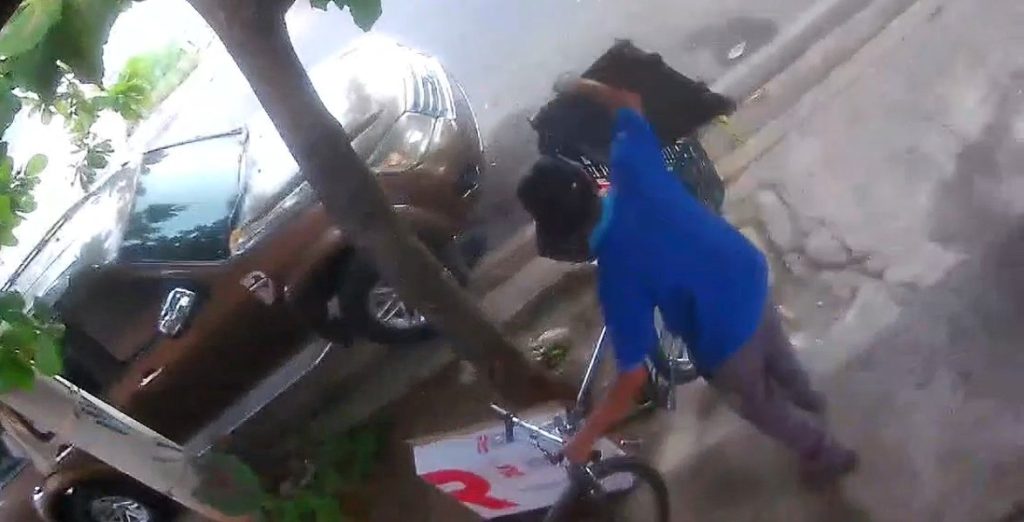 Captan instante cuando sujeto roba un radiador en Santa Ana