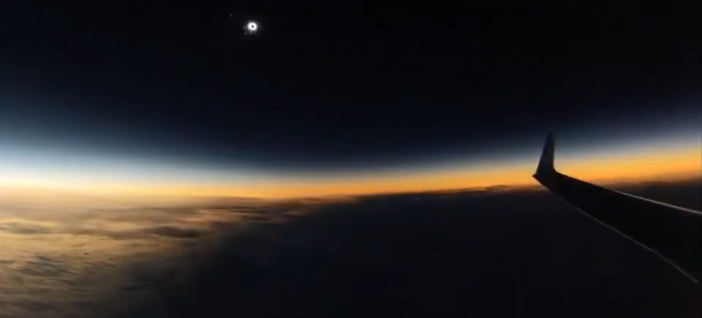 Así se ve el eclipse solar desde un avión que realiza un vuelo para presenciar el espectáculo en primera fila