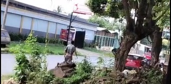 Denuncian a sujeto que pide dinero y cuando no le dan amenaza a sus víctimas con un cuchillo