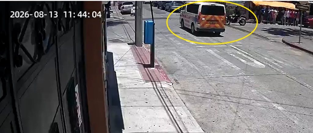 VIDEO: motociclista guatemalteco choca contra ambulancia tras ignorar la sirena
