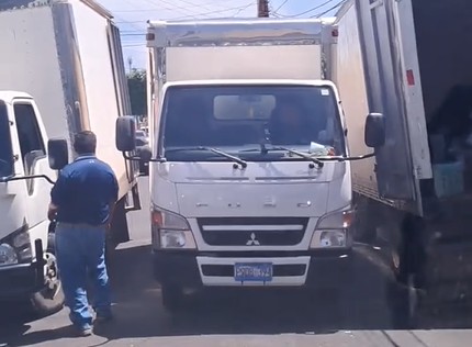 Denuncian a conductor manejando en sentido contrario y “echándole el camión” a otro automovilista