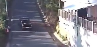 VIDEO: imprudencia al conducir provoca choque entre pick up y mototaxi en Lolotique