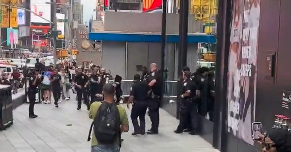 Neutralizan a mujer tras atacar a dos personas con un cuchillo en Times Square, EEUU 
