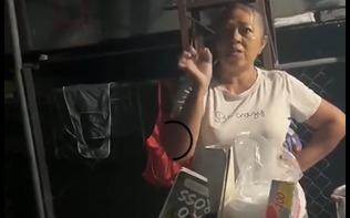 Piden los “3 Doritos Después” para vendedora informal que rayó un carro porque se estacionó frente a su negocio