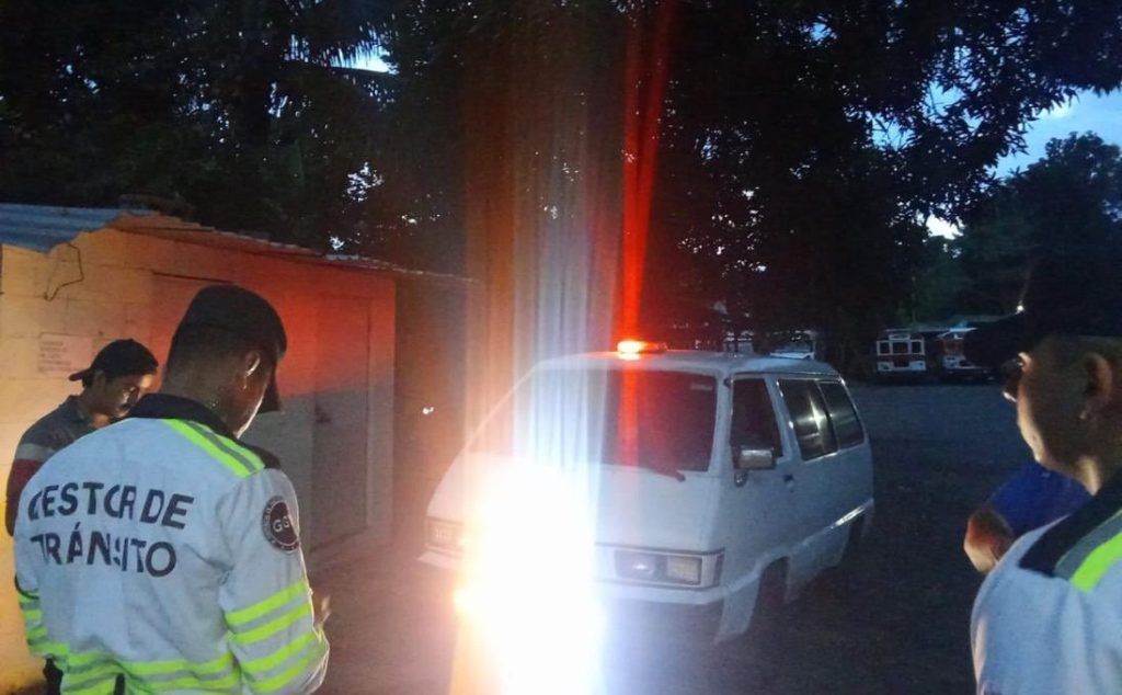 Sancionan a dueño de microbús por usar luces de emergencia sin estar autorizado 