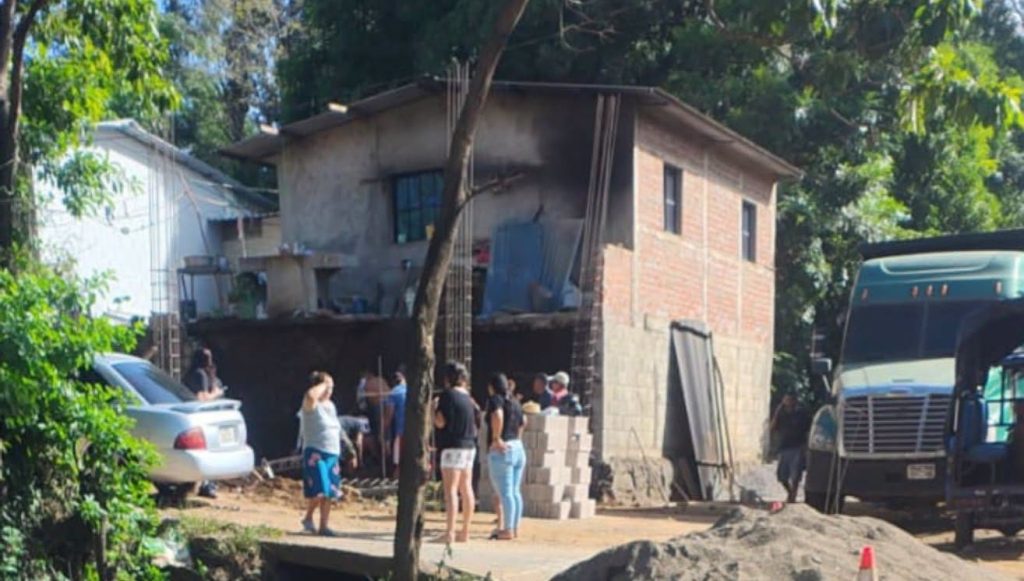 Muro se desploma y cae sobre una persona en Usulután