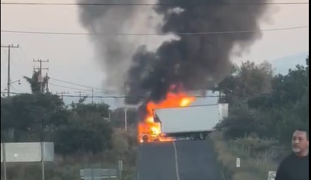 Miembros del CJNG bloquean carreteras en Michoacán, México tras operativo contra su “jefe de plaza”