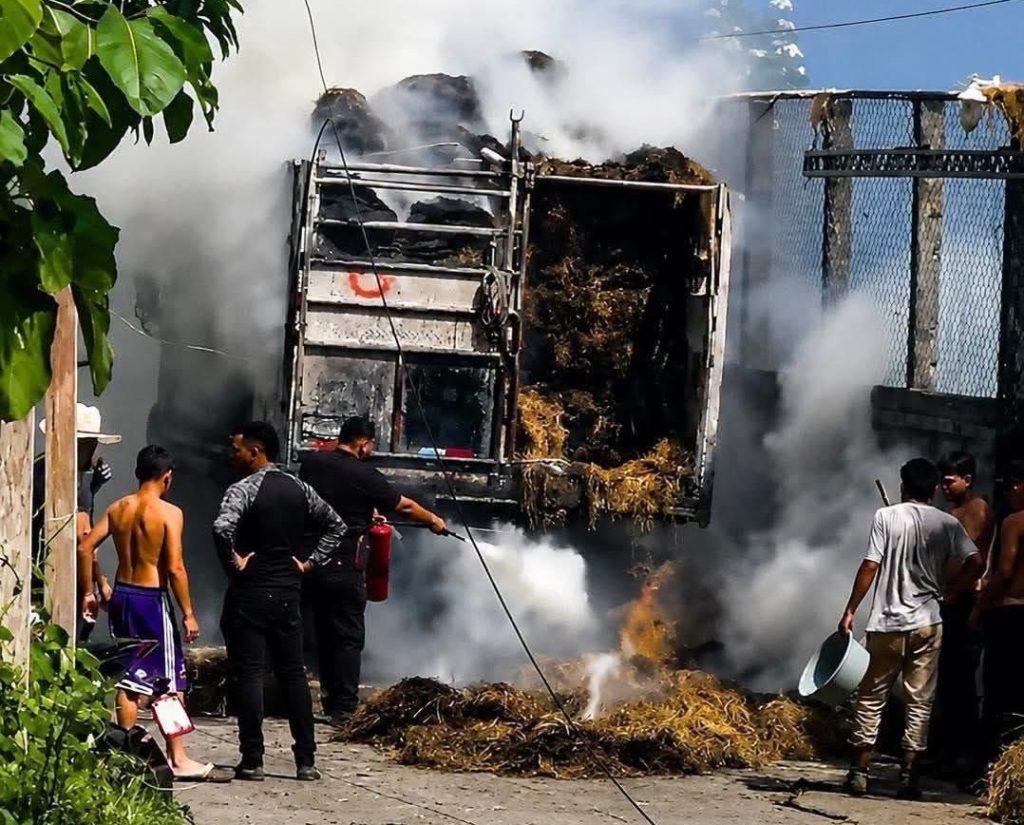 Pacas de zacate que eran transportadas en un camión se incendian tocar cables de electricidad