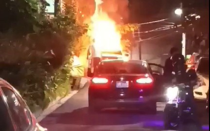 Incendio reduce a cenizas pick up y dos motos en calle La Bomba, San Marcos 