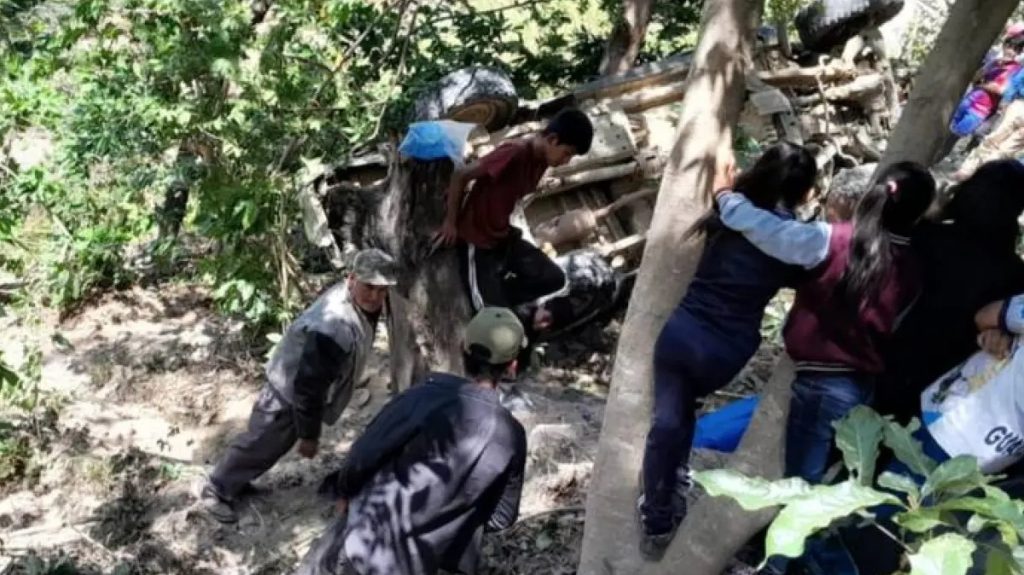 Pick up lleno de estudiantes cae en barranco de 70 profundidad en Guatemala