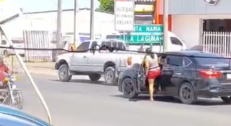 Captan instante cuando conductor de pick up se da a la fuga tras chocar a un carro particular