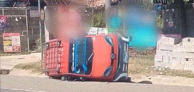 Carro tipo Qute vuelca en la carretera Troncal del Norte dejando como saldo 2 lesionados