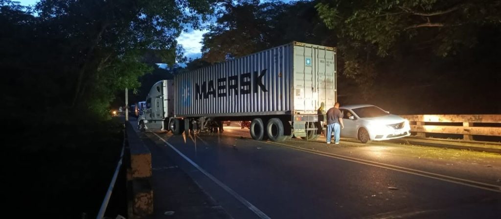 Rastra bloquea dos carriles de la carretera Panamericana tras accidente en el desvío a Jucuapa 