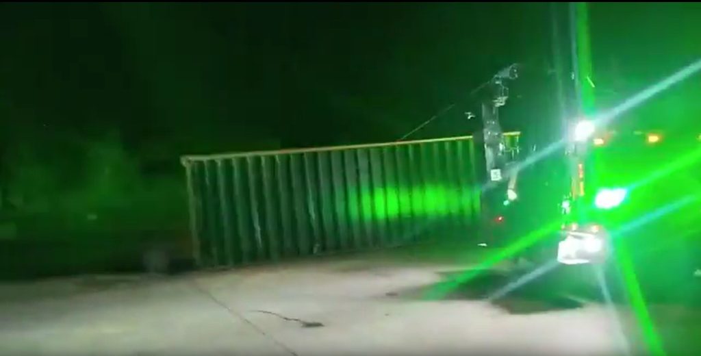 Retiran rastra volcada en el sector de los contenedores en la carretera Los Chorros