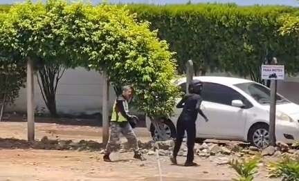 Repartidores arreglan sus diferencias a los golpes afuera de centro comercial en Sonsonate