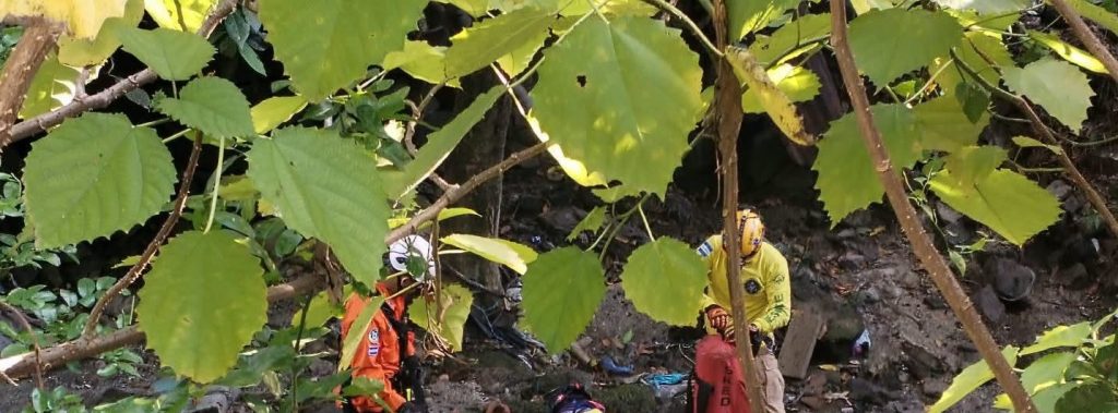 Rescatan a hombre que cayó en una quebrada en Sierra Morena, Soyapango
