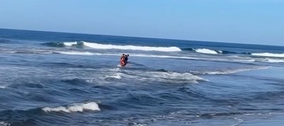 Este es el momento exacto del rescate de una persona arrastrada por una corriente de retorno