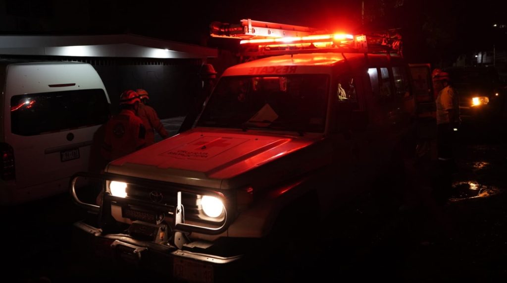 Rescatan a mujer tras caer en quebrada en la colonia Escalón