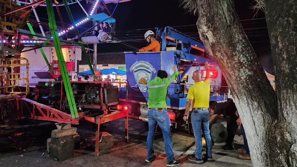 Rescatan a 15 personas que quedaron atrapadas tras fallas en la “Chicago” en Izalco