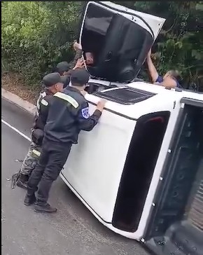 Pick up vuelca en Quebrada Seca, una persona resultó con crisis nerviosa