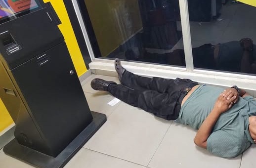 Hombre se queda dormido junto a cajero automático para escapar del calor