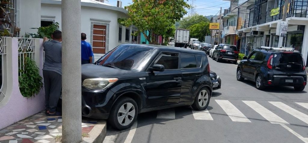 “Killer Soul” se sube a la acera tras chocar tras protagonizar aparatoso choque en San Vicente