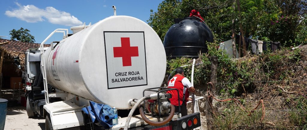 Cruz Roja dona cisternas y otros insumos para paliar efectos de la sequía en Morazán y La Unión