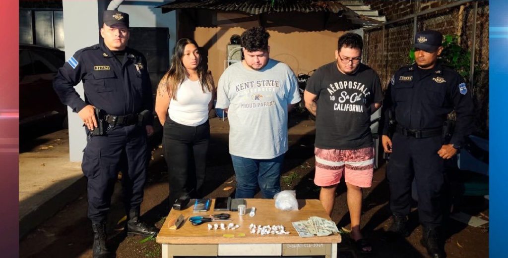 Capturan a 2 hombres y 1 mujer y les decomisan varias porciones de sustancias ilegales