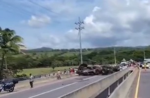 Trailero salvadoreño vuelca en el sector de Cañas, Costa Rica