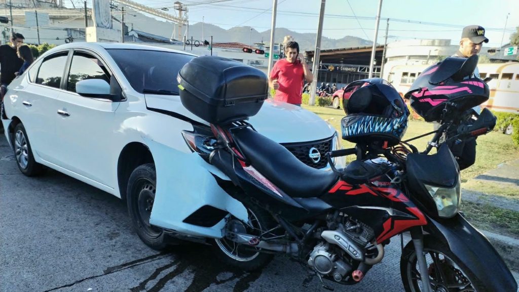 Triple choque deja como saldo dos personas lesionadas en la alameda Juan Pablo II