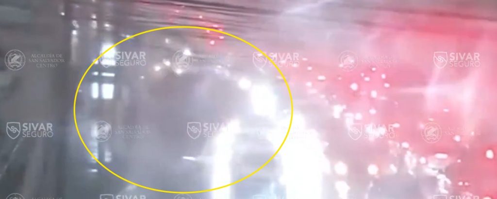 Captan instante cuando ráfagas de viento derriban valla publicitaria en la 49 avenida sur