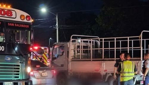 Bus de la ruta 108 atropella a vendedor informal en el carril auxiliar en la zona del Poliedro 