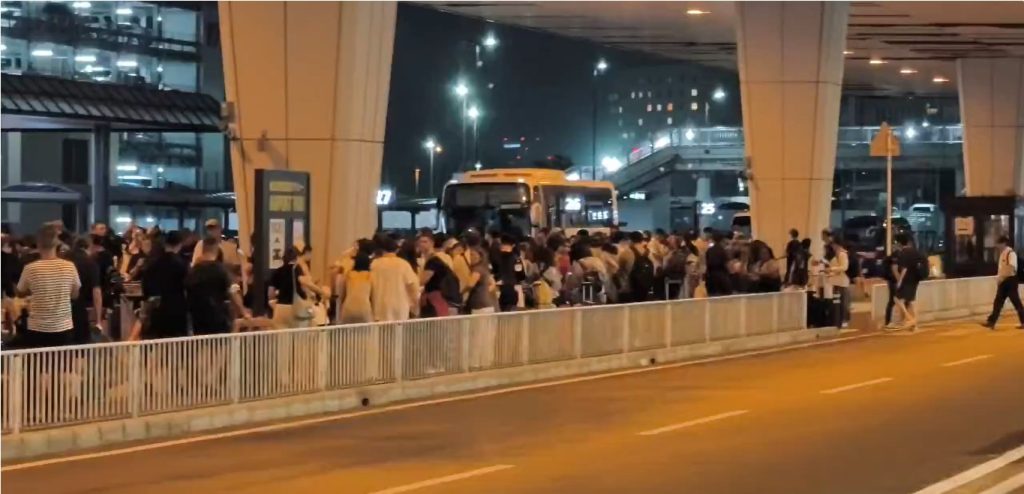 Fuertes lluvias provocan cancelación de vuelos en el aeropuerto de Narita, Japón