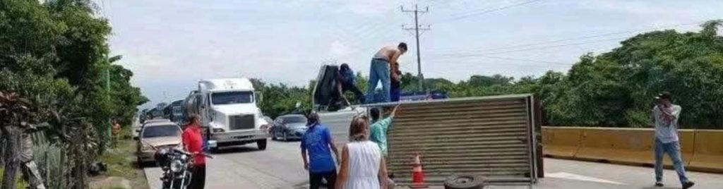 Camión vuelca tras esquivar una moto en la carretera al Puerto de Acajutla, hay 3 lesionados 