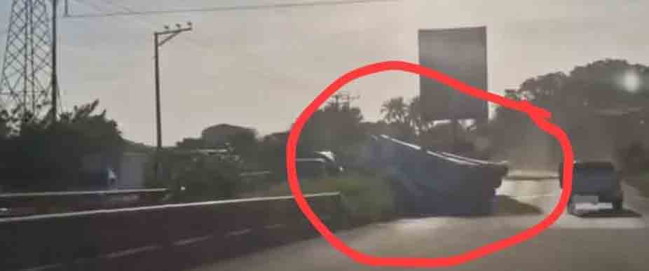 Camión vuelca en la «curva de la muerte» en Sonsonate