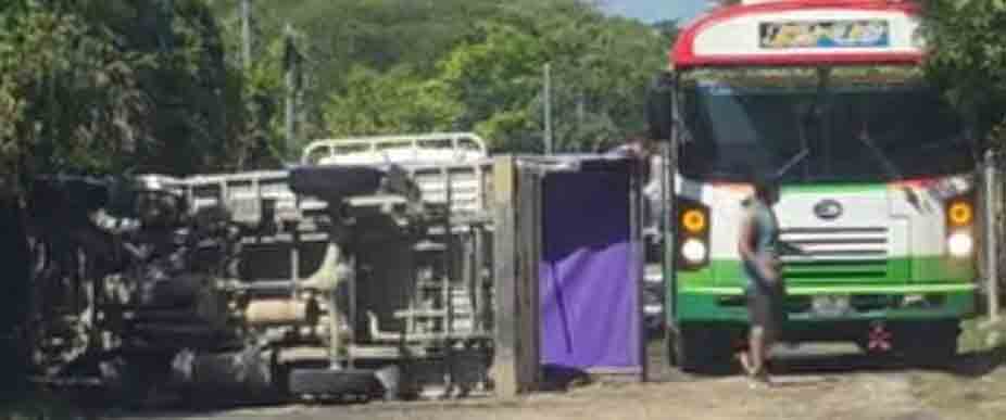 Camión bloquea parte de la carretera tras volcar en Dulce Nombre de María