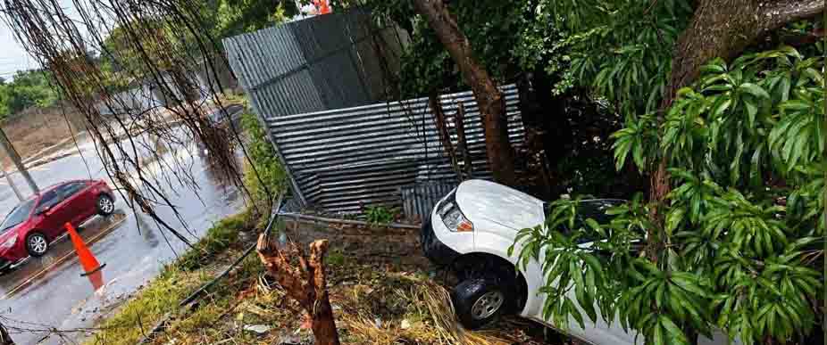 Así termina el conductor de un pick up tras perder el control en San Vicente