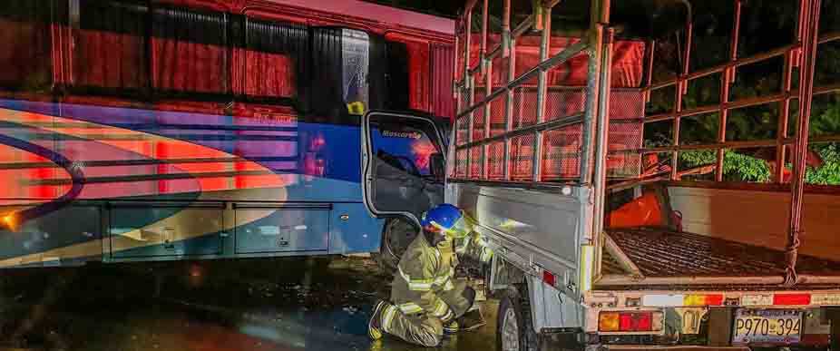 Un lesionado tras fuerte accidente entre un bus y un camión en Chalatenango
