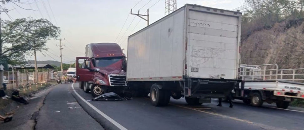 Accidente de tránsito entre camión y una rastra deja derrame de aceite sobre Ruta Militar