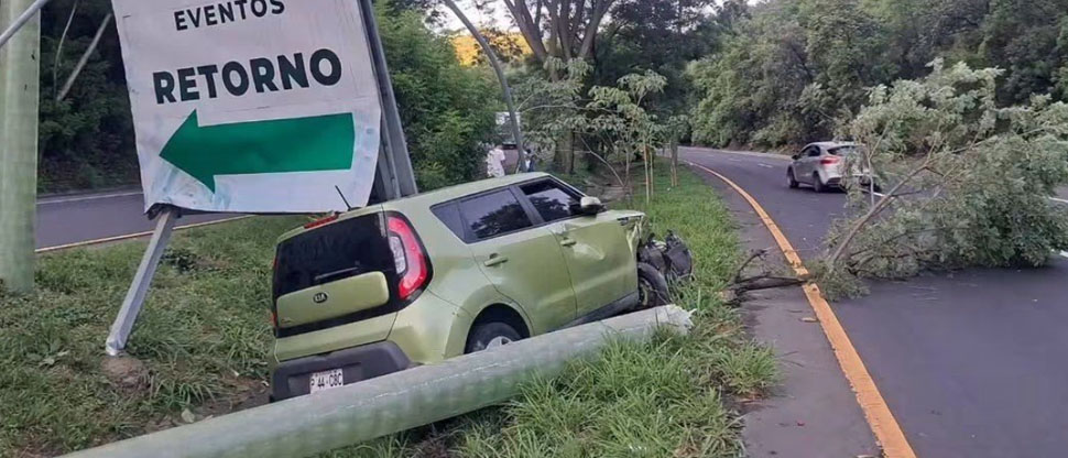 Mujer se salva de milagro tras sufrir fuerte accidente de tránsito en carretera de Oro