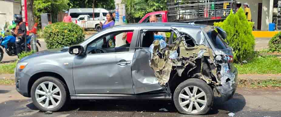 Suben a 5 lesionados del accidente entre camión repartidor de agua y camioneta en Sonsonate