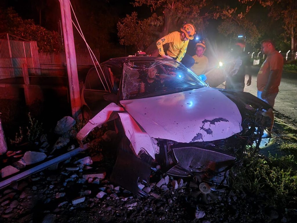 Un lesionado y fuertes daños deja aparatoso accidente en La Herradura esta madrugada
